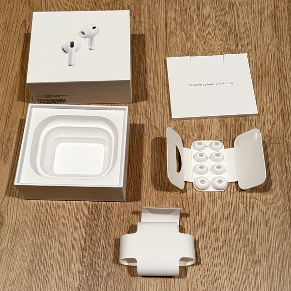 Box and Silicone Tips (no Medium size) ONLY - Apple AirPods Pro 3 - Picture 1 of 4